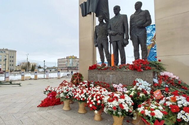    К памятнику ВОВ возложили цветы. Фото: ООО "ННК-Северная нефть"