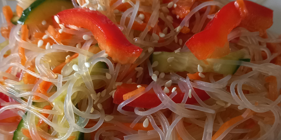 Легкий, свежий, хрустящий — салат с фунчозой и овощами