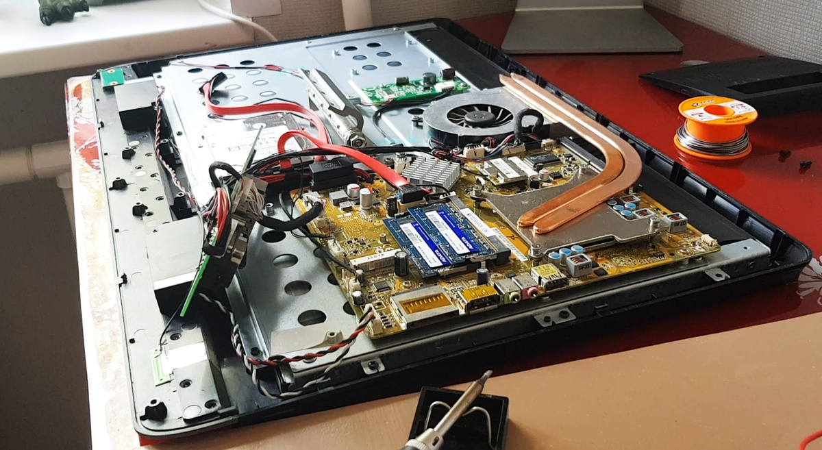 Моноблок можно сравнить с ноутбуком у которого нет клавиатуры и обе части соединены.