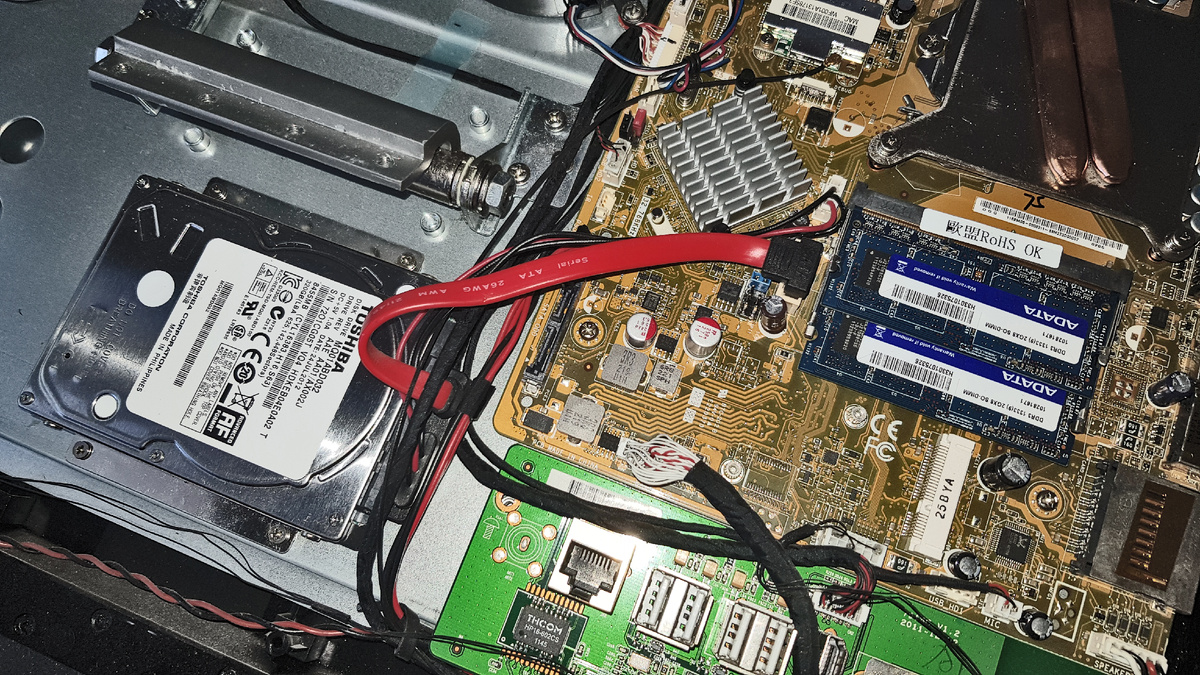 Жесткий диск быстрее всего выйдет из строя именно при использовании в моноблоке.