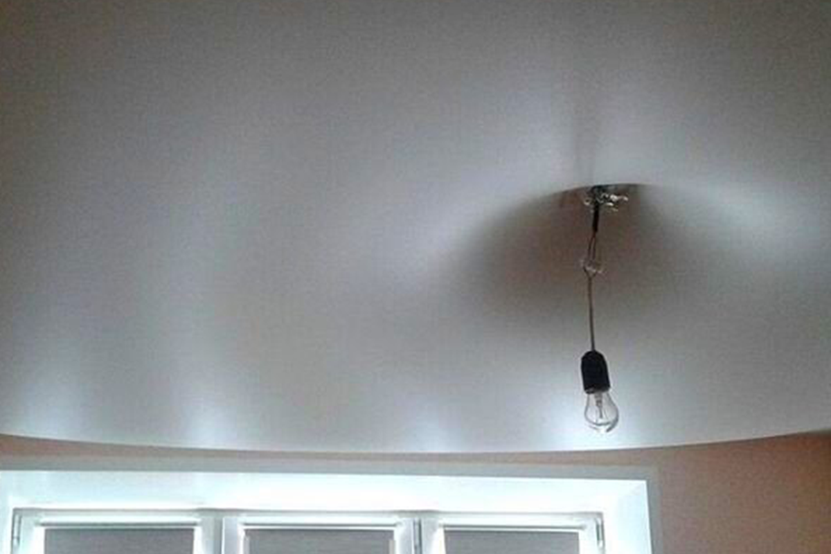 Вздутие натяжного потолка