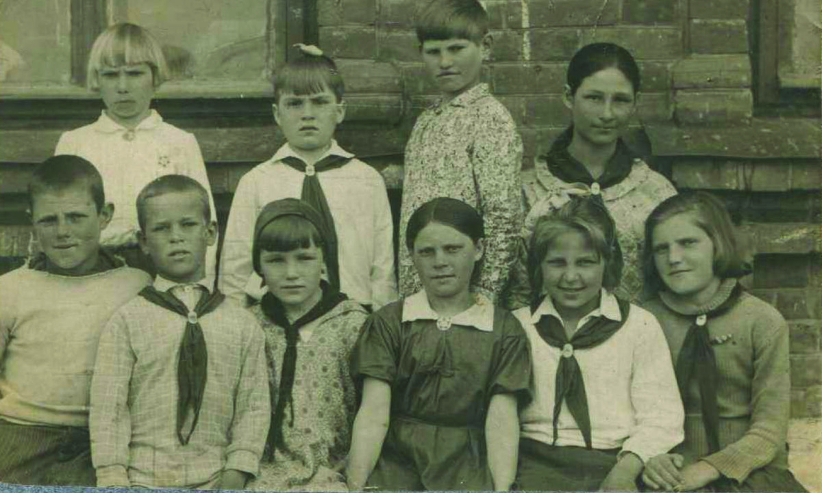 1936 год. Дусе 12 лет (сидит крайняя справа). / ФОТО из личного архива