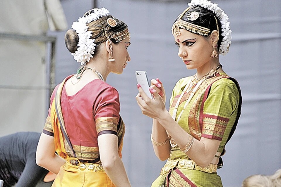 - А почему у тебя на мои звонки стоит фото коровы?! Фото: Михаил ФРОЛОВ.