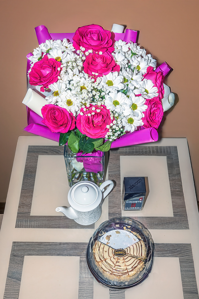 Создайте оригинальную композицию, добавляя необычные объекты, которые привнесут интерес и уникальность.