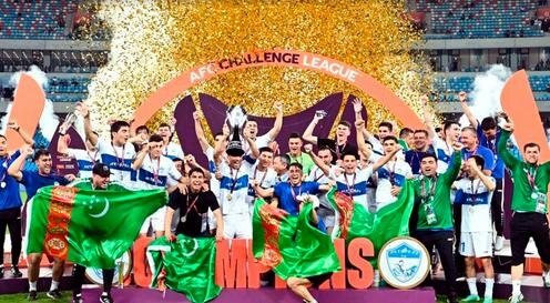 Футболисты "Аркадага" с трофеем. Фото с сайта turkmenistan.gov.tm