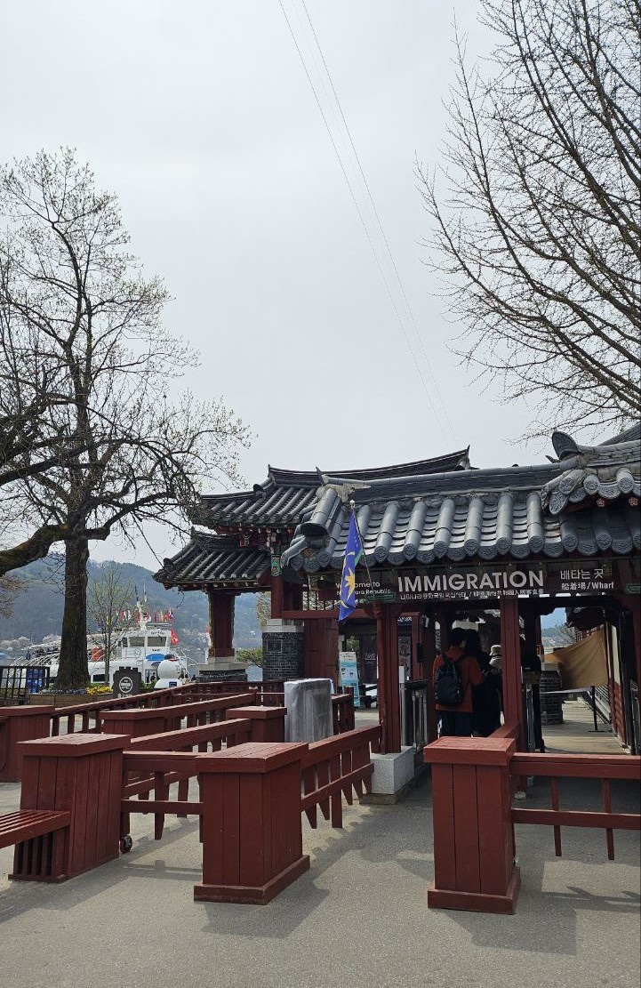 Пристань, проход на паром. Фото автора.