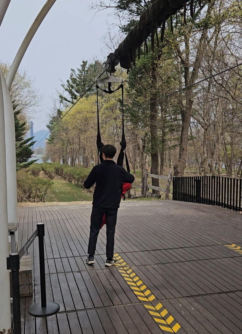 Точка, куда прилетает зиплайн на остров. Фото автора.