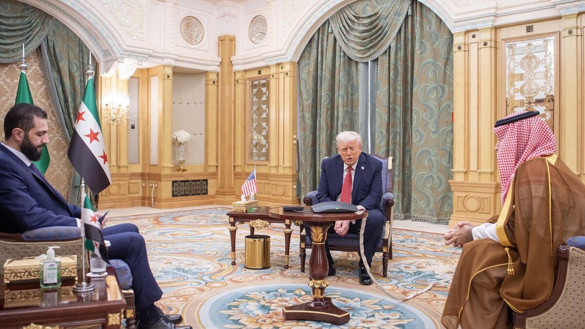 Президент США Дональд Трамп встречается с бывшим террористом, объявленным в международный розыск, а ныне президентом Сирии Ахмедом аль-Шарой, а также с наследным принцем Саудовской Аравии ... 
ANADOLU ЧЕРЕЗ GETTY IMAGES
