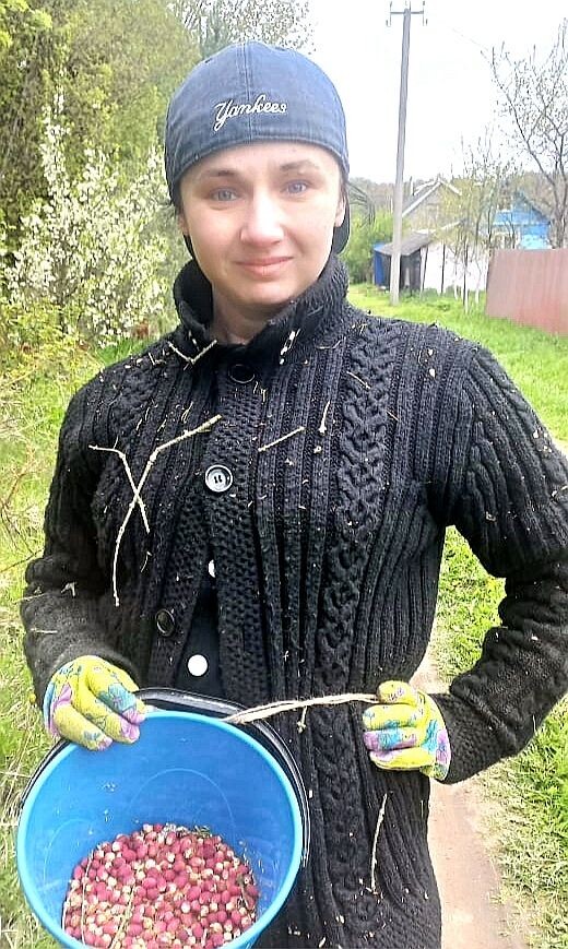 Вся в ветках) Но Бабки Ежки, ползающие по елкам, иначе и не могут)