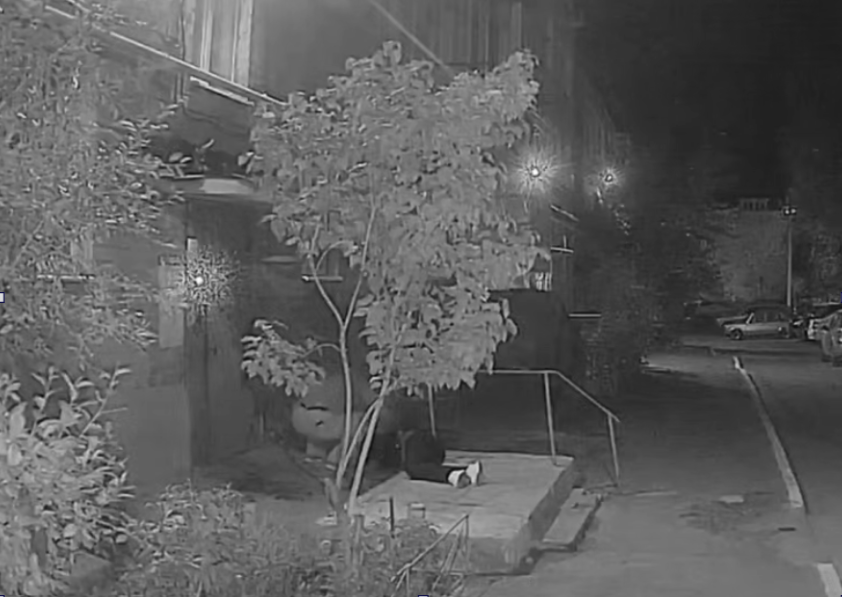    62-летний мужчина избил и ограбил жителя Оренбурга у его дома