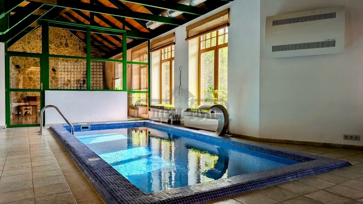 ТОП 203  Сдается стильный коттедж с красивой придомовой территорией посуточно и на выходные. Возможна аренда на месяц. Дом находится в 3 км от МКАД по Каширскому шоссе  УЧАСТОК: 27 соток. Ухоженная территория, ландшафтный дизайн, облагороженные дорожки, газон. Высажены хвойные и лиственные деревья, кустарники и цветы. Установлены фонари, качели, баскетбольное кольцо. Имеется вольер для собак. Просторная беседка с газовой плитой, мангалом, водоснабжением. Парковка во дворе на 5 авто. Отдельно стоящий СПА-комплекс.В ДОМЕ: 450 кв.м., 2 этажа, 5 спален в основном доме и 3 спальни в спа, 16 спальных мест. На банкет до 25 человек .На 1-м этаже: прихожая, гардеробная, холл с панорамными прозрачными стенами. Столовая, кухня с необходимой посудой и техникой. Просторная гостиная с камином, высокими потолками, вторым светом и панорамным остеклением. Зимний сад с диванчиком. Ванная и с/у.На 2-м этаже: просторный холл, спальня со своей ванной и с/у с выходом на балкон; кабинет, конференц-зал с камином; 3 спальни.СПА-комплекс: отдельно сидящий, 2 этажа. Комната настольного тенниса, беговая дорожка. Подогреваемый бассейн 7*4*1,6 с противотоком, подсветкой, водопадом, сауна, с/у. Душевая, с/у. Просторная комната отдыха с камином, столом и лавочками.  На 2-м этаже: 3 спальных комнаты.РАЗВЛЕЧЕНИЯ: проектор, колонки, музыкальный центр, настольный футбол, теннисный стол, беговая дорожка, СПА-комплекс.СТОИМОСТЬ зависит от количества гостей и сезона: Будни от 40.000 руб.Сутки выходного дня от 70.000Полные выходные от 120.000 руб.Заезд в 16:00 выезд до 12:00. ЗАЛОГ (депозит, обеспечительный платеж) от 25.000 руб. Оплачивается при заезде, возвращается при выезде. Для Вашего удобства наши коттеджи пронумерованы. Назвав номер топа, Вы получите исчерпывающую информацию по коттеджу.