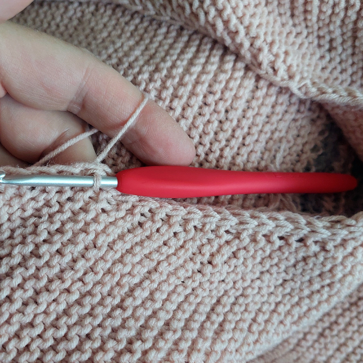 Прокладываем косичку крбчком по вырезу горловины.