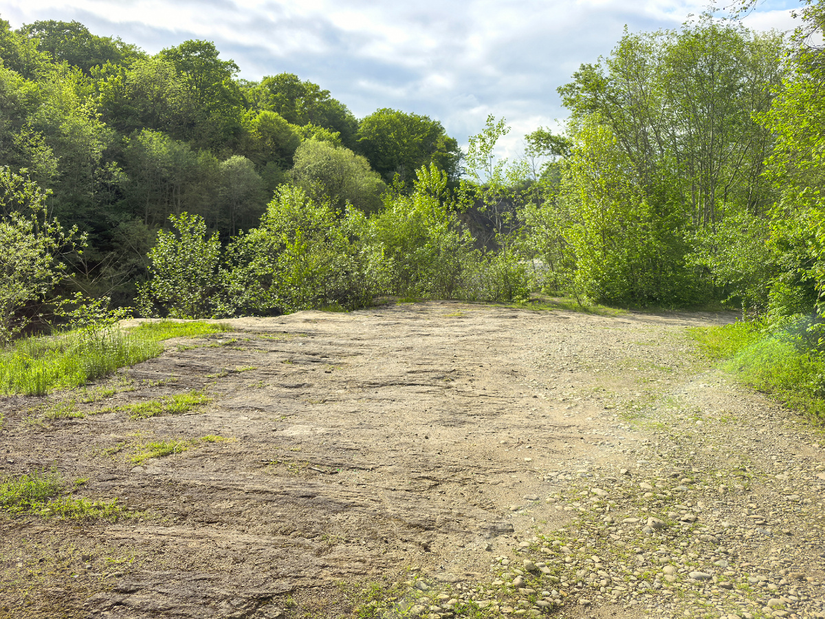 Площадка-стоянка над тесниной.