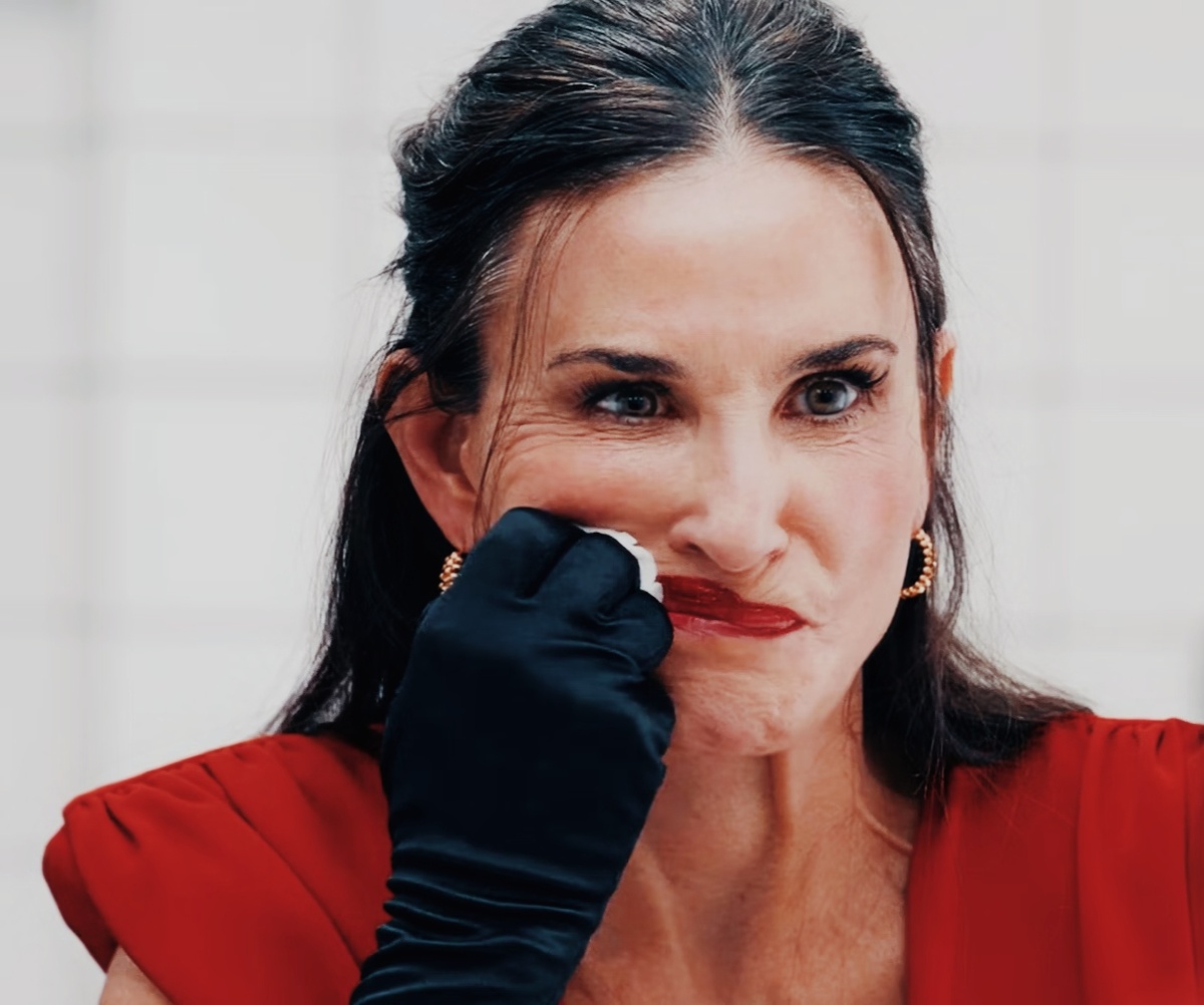 ГГ злится на себя то как она выглядит