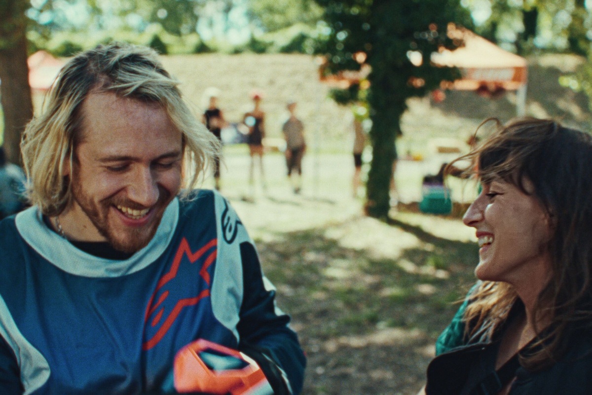     «Уехать однажды» — фильм открытия Канн и нарочито банальный французский мюзикл. Но все не так просто