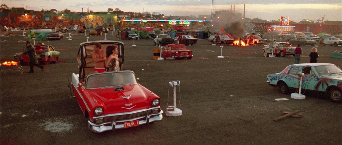 Старые автомобили, нередко - разукомплектованные до нельзя - что лучше подойдёт для молодёжной тюрьмы? (с) Кадр из фильма