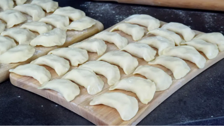 Если домашние картофельные вареники, то только так... и никак по-другому.