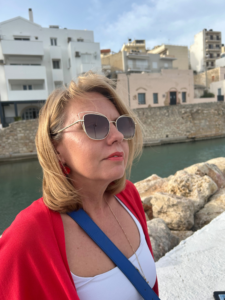 Фото, чтоб вы знали, как выглядит автор, любитель путешествовать. Это мне на вид 42, а мозгу как будто всего 41!) 