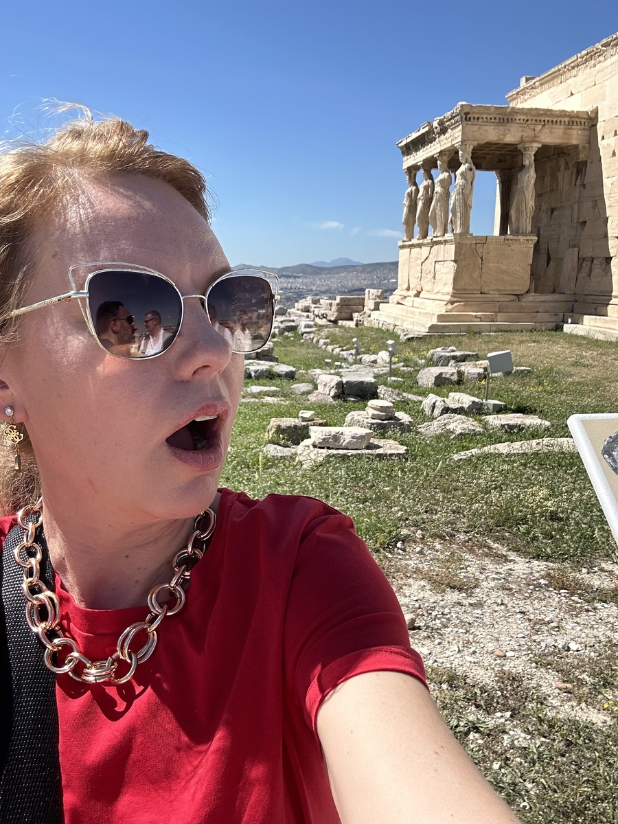 Специально вышла замуж за грека и переехала, чтоб как будто жить в путешествии, так их люблю)