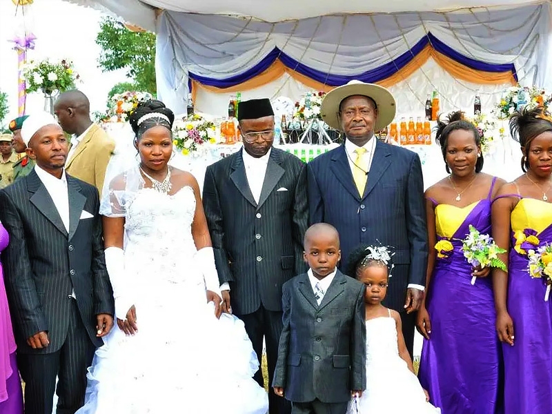 Все одеты нарядно, но лица серьёзные