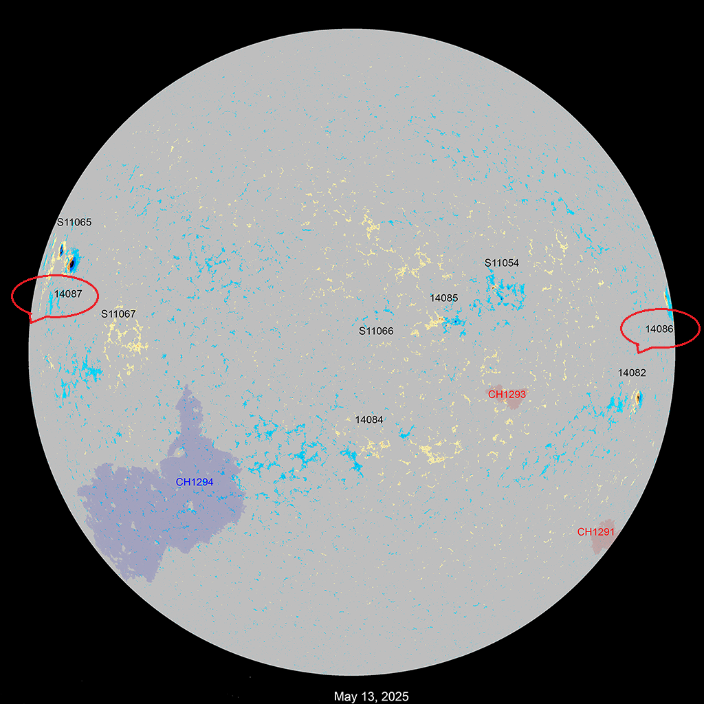 Слева вспышка X2.7 с пятна 4087, вспышка X1.2 с пятна 4086, СН корональные дыры, синии и желтые это пятна  
