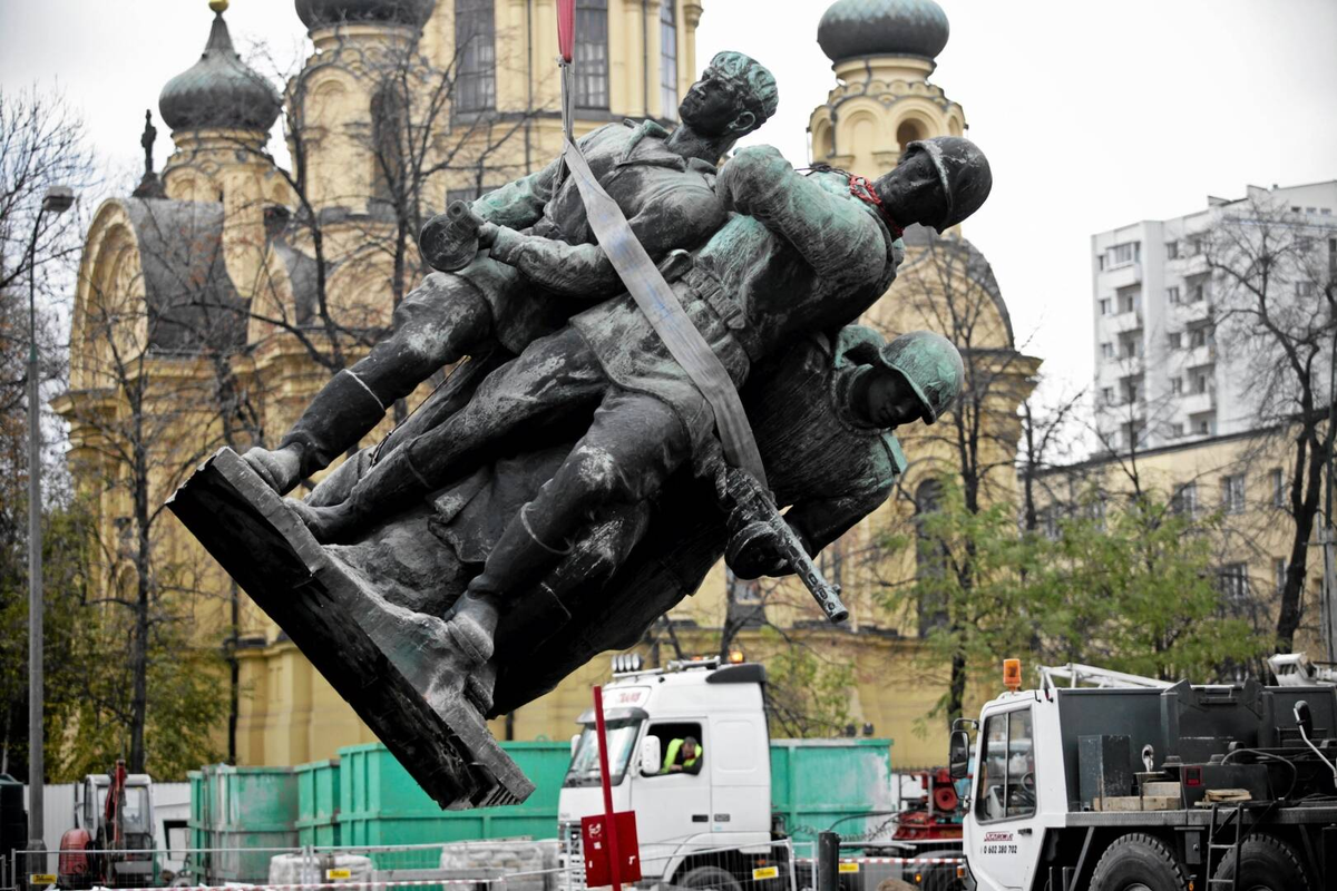 русофобия, снос памятников