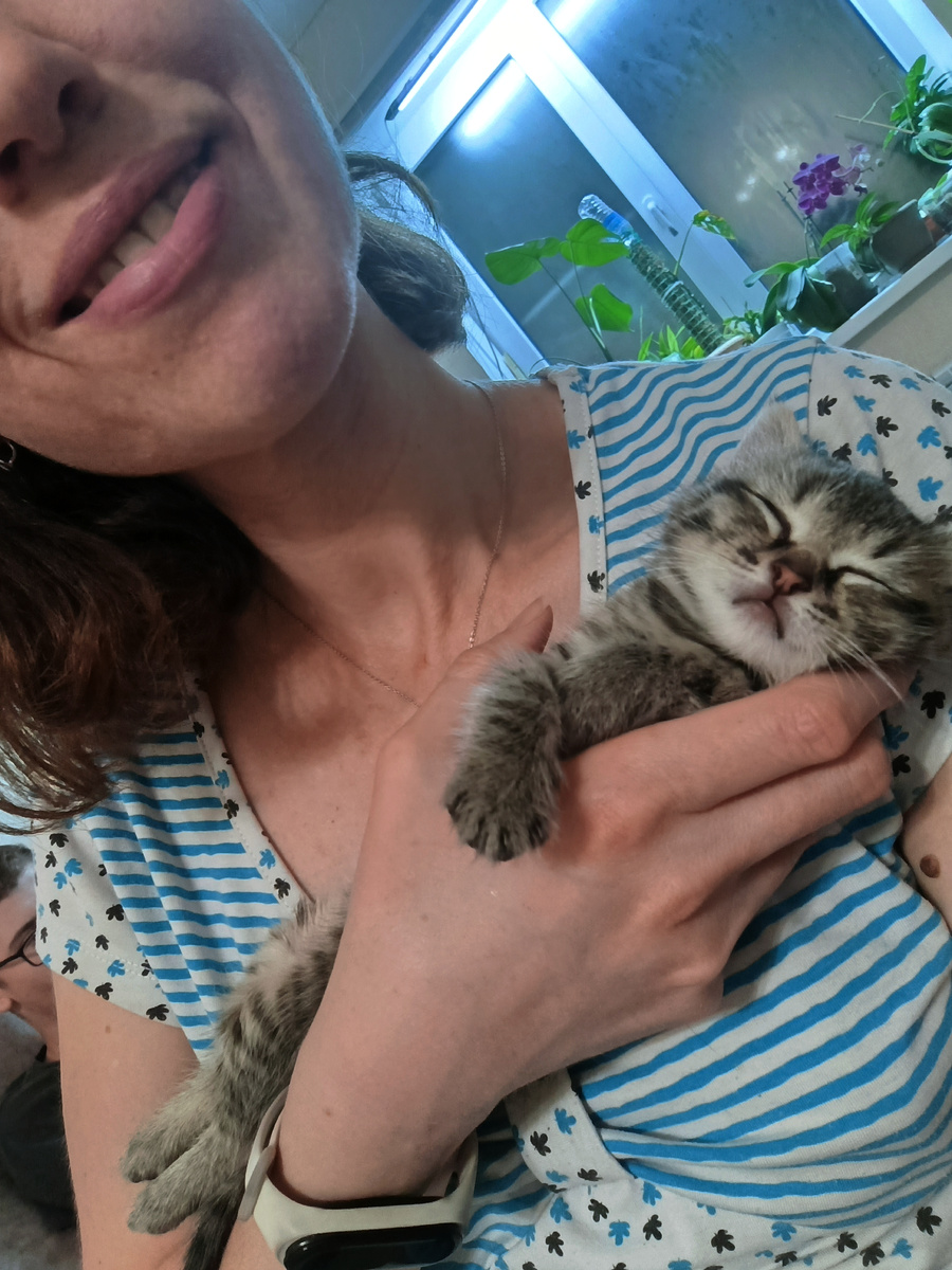 Люся любит компанию, часто засыпает на руках