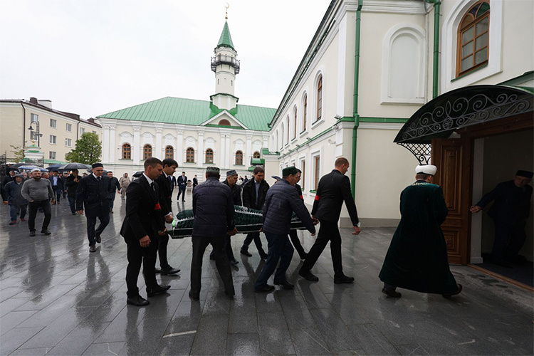    Ахметшина не стало накануне — оторвался тромб. Во время заседания правительства ему резко стало плохо. Реанимационные мероприятия не принесли успеха