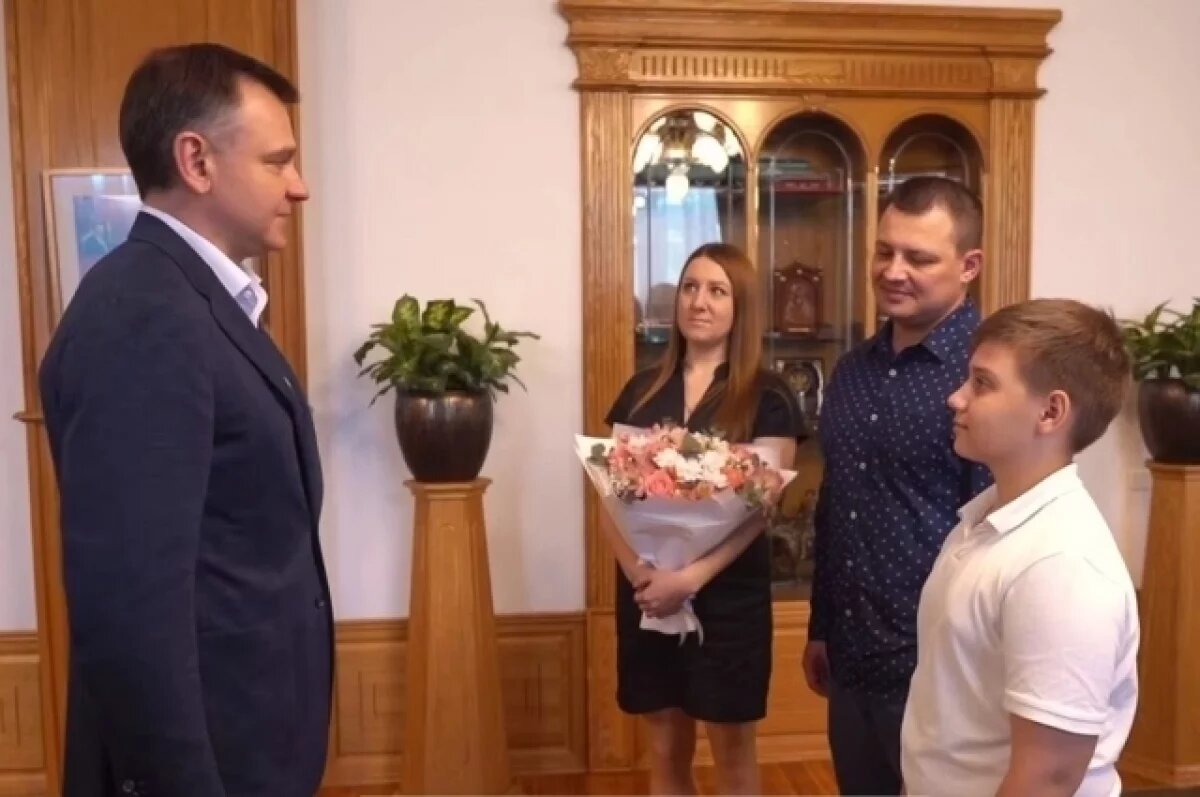    Юрий Слюсарь встретился с мальчиком-героем из Волгодонска