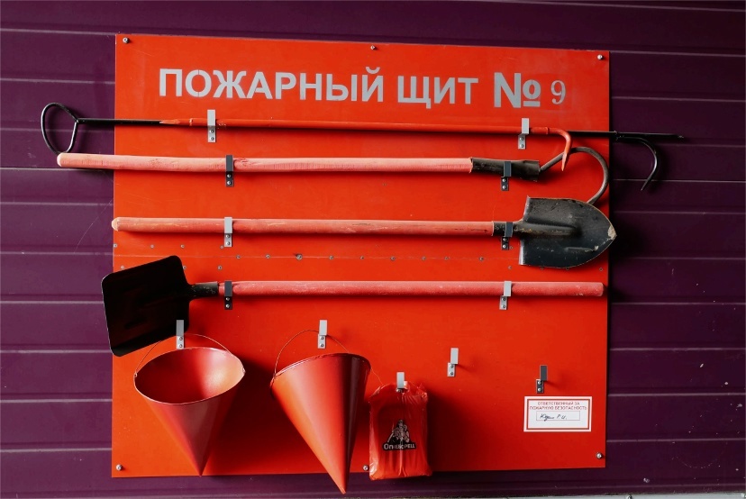 За каждым пожарным щитом нужно следить!