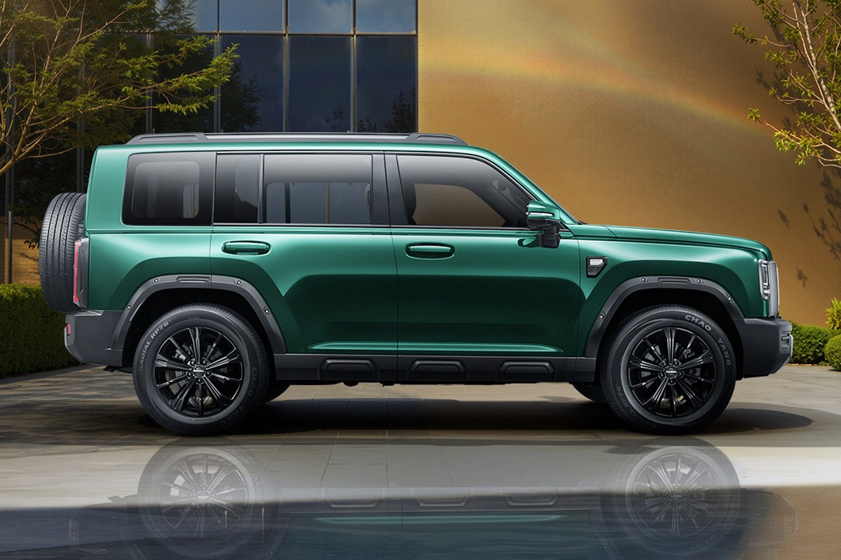 Сбоку сохранился узнаваемый коробчатый силуэт Haval Raptor