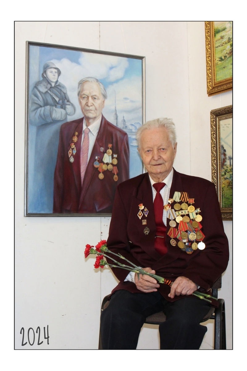 Мой дядя "Лампочка" (дядя Свет) на фоне своего портрета кисти сотрудницы музея Педиатрического университета Марии Нетребко в 2024 году