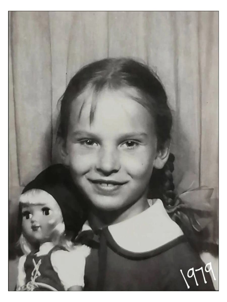 Я летом 1979 года в Ленинграде со своей любимой куклой, купленной в ДЛТ и в своём любимом платье.