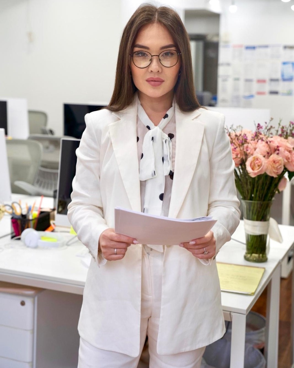 Иммиграционный адвокат в США - Айя Балтабек в своем офисе в Нью-Йорке