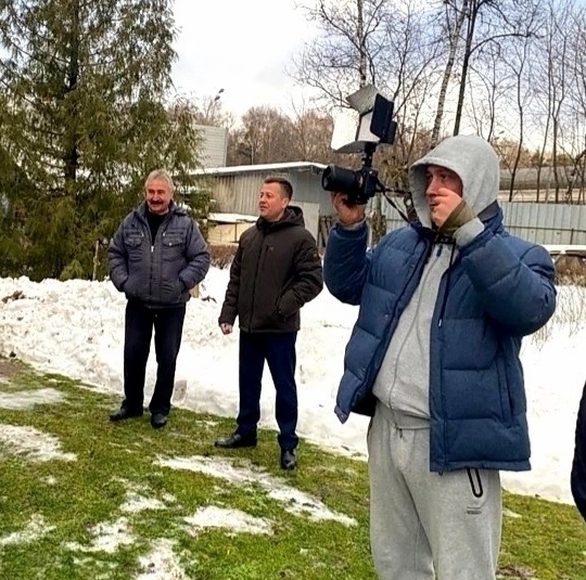 🎞️❗Хозяин дома 38а по ул. Левобережная в Ховрино Сао Москвы - СТАНИСЛАВ ПАНИЧУК, и начальник Омвд по району Ховрино, полковник полиции - ОЛЕГ ЮРЬЕВИЧ ДВОРНИКОВ, на торжественном открытии мемориальной доски, посвящённой съёмке в этом доме летом 1977г, 10ой серии эпохального, многосерийного художественного фильма о становлении нашей славной Советской Милиции...-Рождённая Революцией  / 21 дек 2024 /