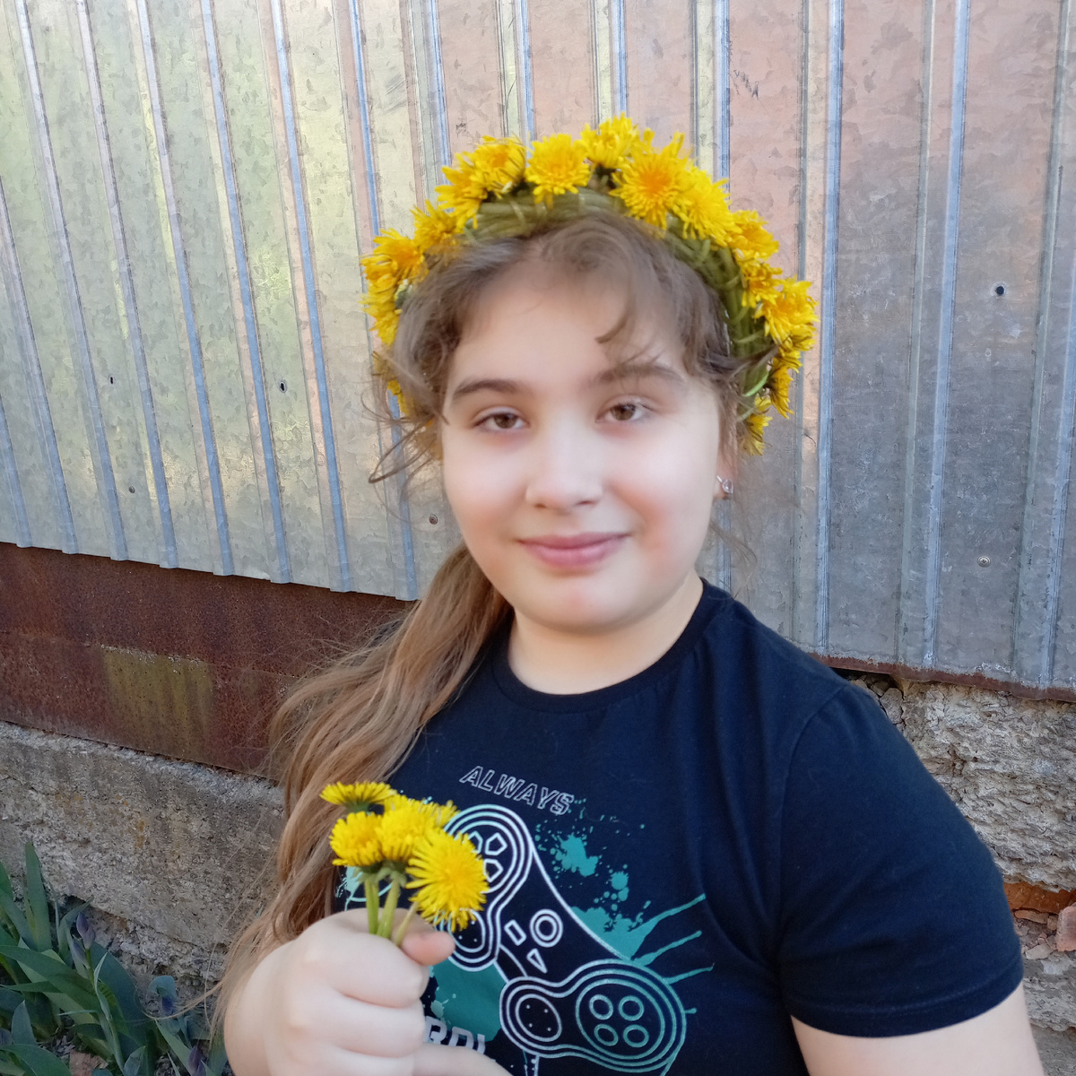 Сегодня сплели совместно с дочкой венок из одуванчиков🌼..