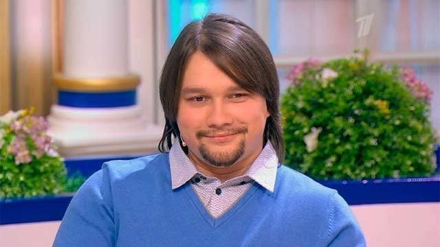 Телеведущая то и дело таскает своего "пирожочка" по шоу, но толку ноль 