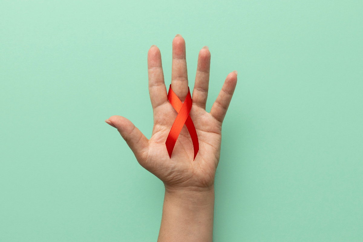 Символом борьбы со СПИДом является красная ленточка, свернутая в форме перевернутой буквы V, она олицетворяет сострадание, поддержку и надежду на будущее без СПИДа. Фото: freepik.com