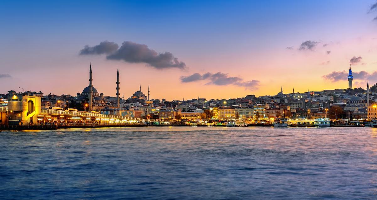 https://img.freepik.com/free-photo/panoramic-istanbul-city-twilight-turkey_335224-1278.jpg?t=st=1745847072~exp=1745850672~hmac=bcb1a1a3e1e816f0114435cccf9e451cf1e85b465f24fb1015d9046680076023&w=1380