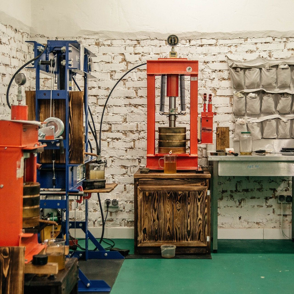    «Начинали с двух домкратов (8 и 10 тонн), самодельной рамы и бочонка на полу на кухне в старом доме». Фото: фото из личного архива