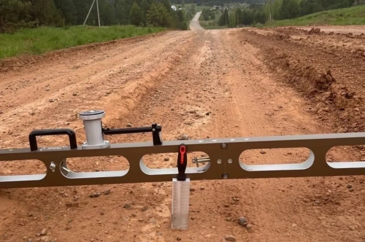    На дороге нет асфальта, а ямы и колеи - в изобилии.