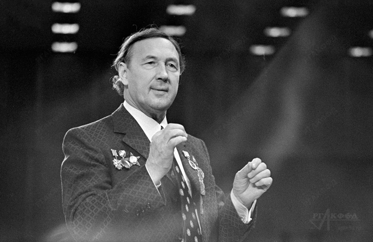 Художественный руководитель и главный дирижёр концертно-эстрадного оркестра «Голубой экран» Б.А. Карамышев во время концерта / г. Москва. 25.12.1974 г. / Фотограф: Б.Е. Вдовенко / РГАКФФД. Арх.№ 0-381508