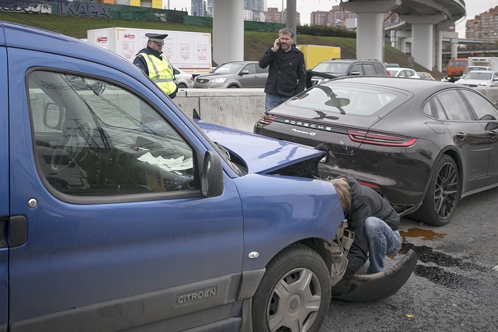    Пострадавшему владельцу Porsche денег по ОСАГО на ремонт явно не хватит. Сколько ему добавит суд? / Сергей Михеев