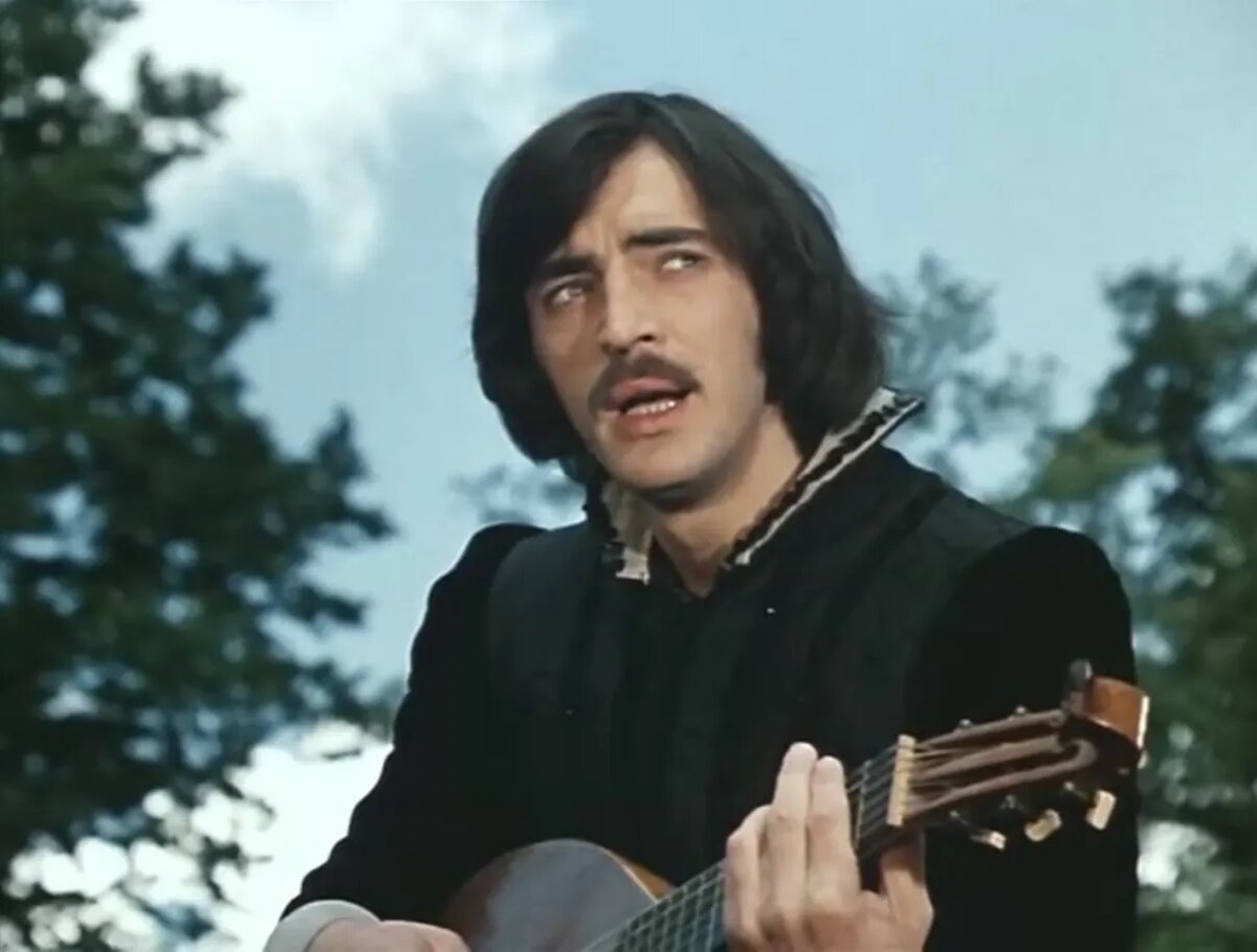 Кадр из фильма «Собака на сене» (1978), режиссёр Ян Фрид. М. Боярский исполняет песню на стихи М. Донского. Сейчас герои фильма говорили бы прозой.