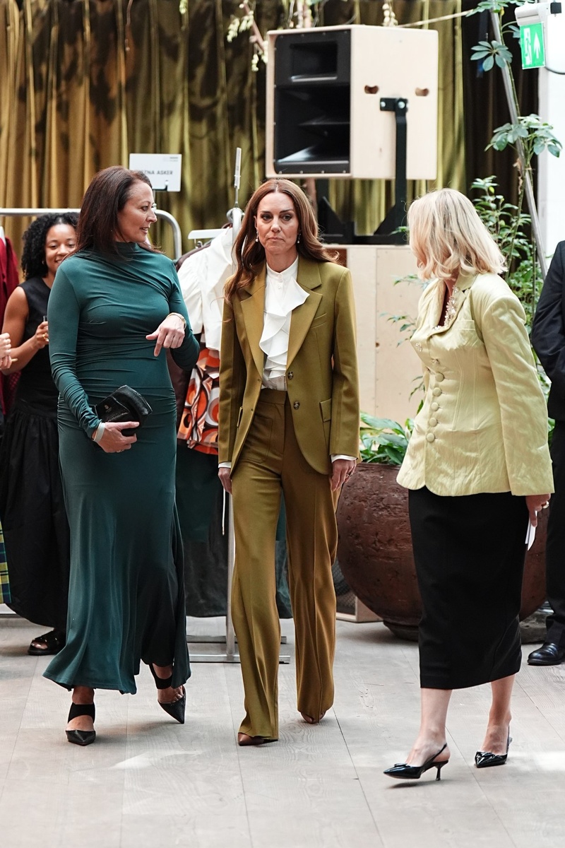 Две дамы на фото с Кэтрин - бывший и будущий генеральные директоры Британского совета моды Кэролайн Раш и Лора Вейн.