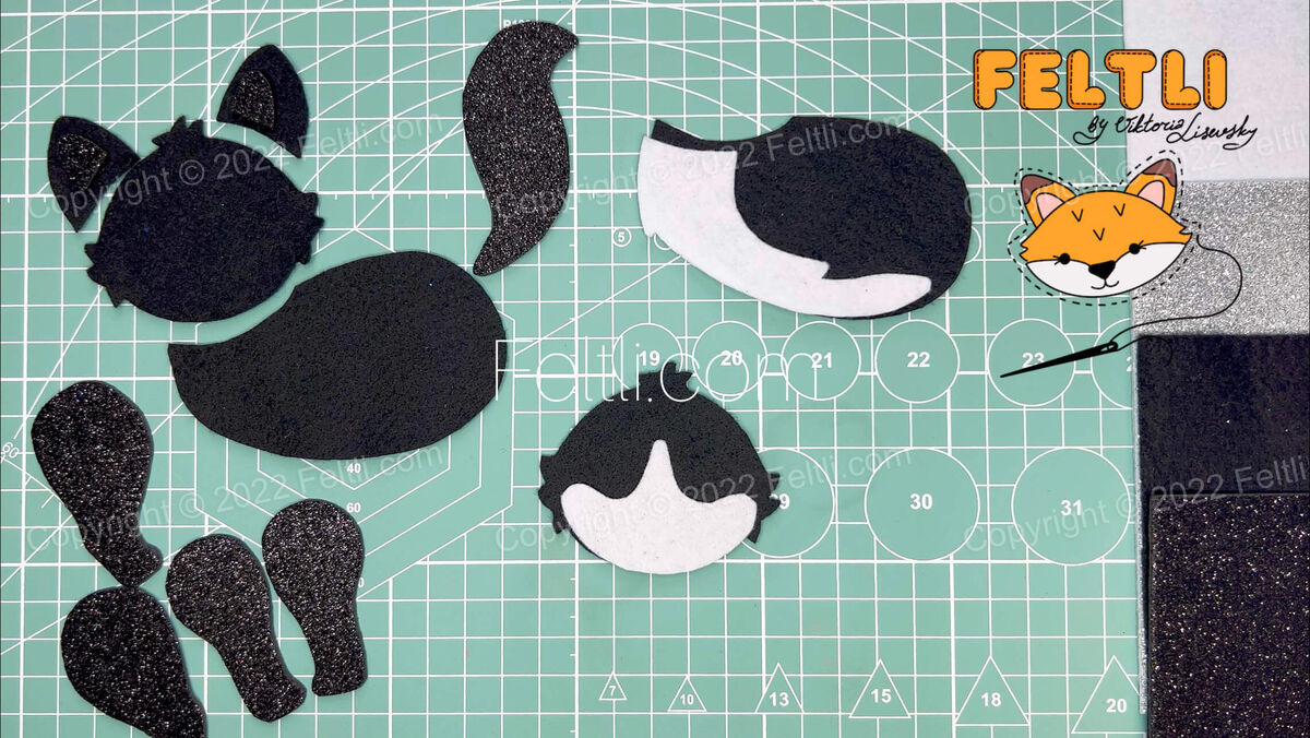 Шаг 1. Вырезаем все элементы выкройки (ссылку на выкройку ищите в самом низу). О способах вырезания выкроек из фетра можно ознакомиться здесь. Все элементы выкройки, которые мы вырезаем из глиттерного фоамирана не забудьте зеркально отразить.