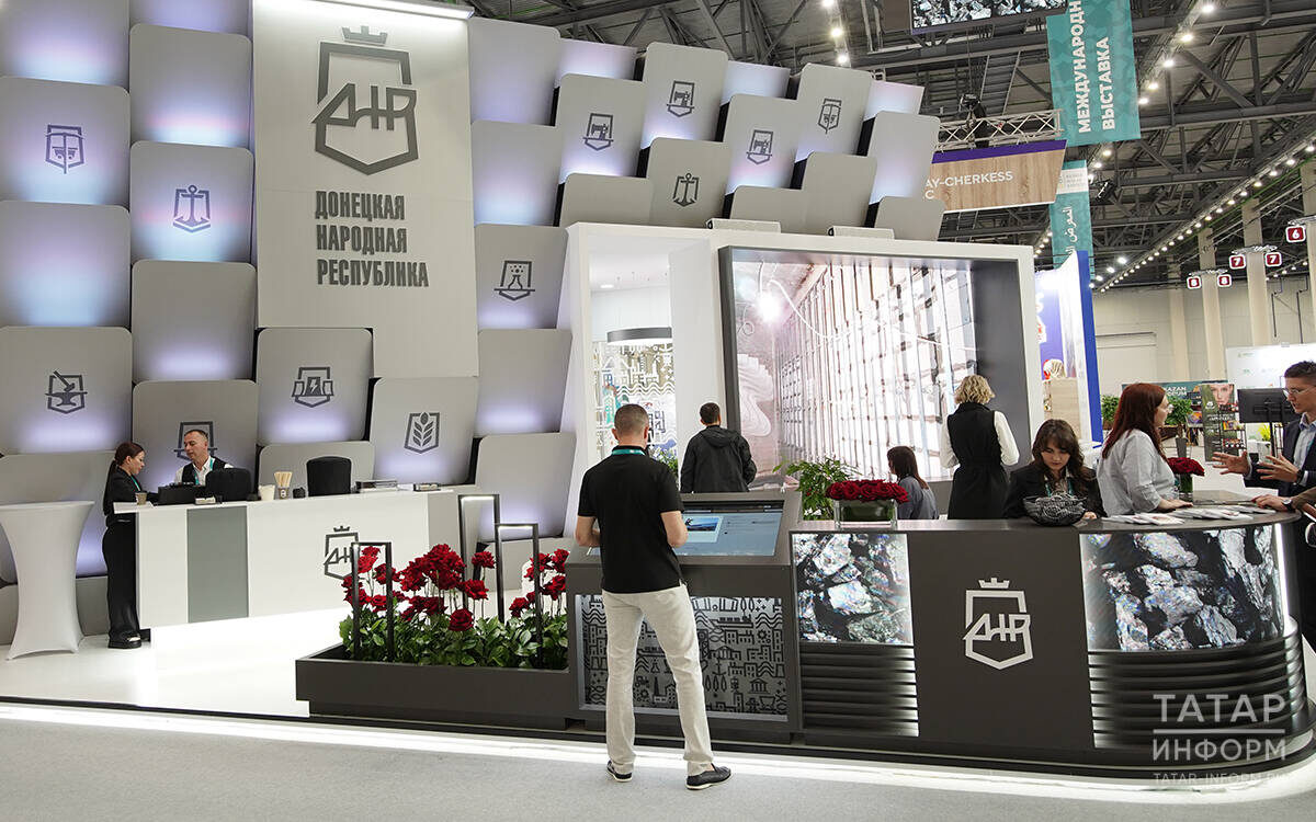 Экспозиция стенда Донецкой Народной Республики сделана в цветах национальной айдентики региона, это отсылка к угольным шахтамФото: © Владимир Васильев / «Татар-информ»