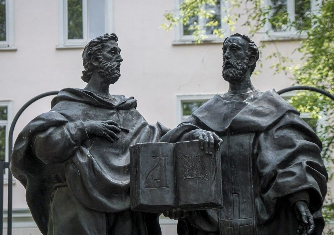 Памятник Кириллу и Мефодию в Твери, источник Яндекс картинки