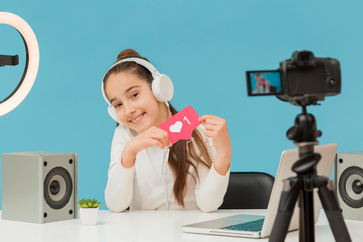 Невозможно обвинять детей в том, что они стремятся стать блогерам - особенно в том случае, если родители сами поглащены подобной работой. Фото: www.freepik.com