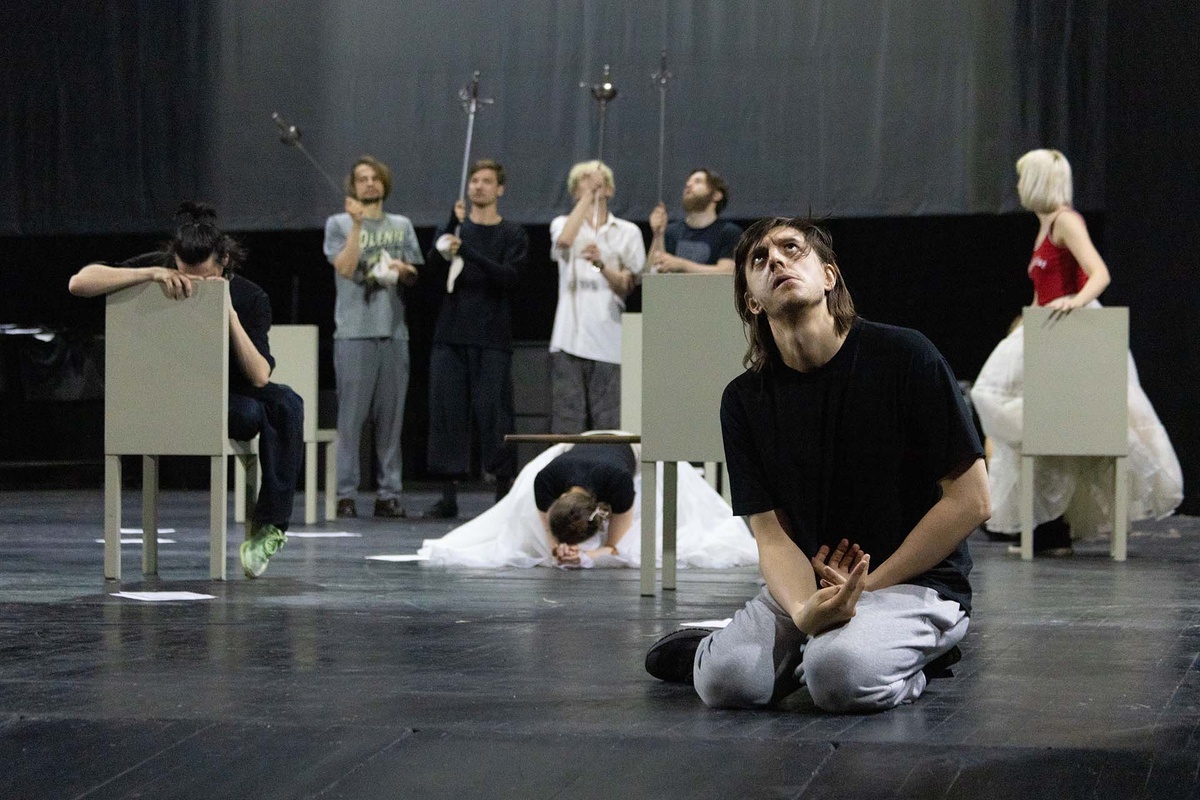    Сцена из спектакля «Елизавета английская»